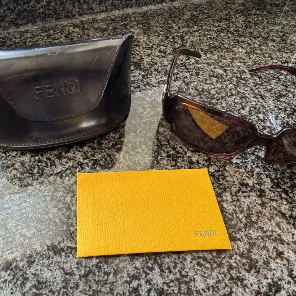 Fendi sunglasses - Picture 13 of 16
